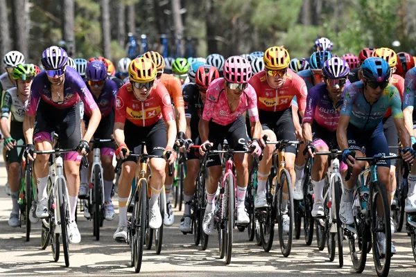 Imagem colorida de competição de ciclismo- Metrópoles