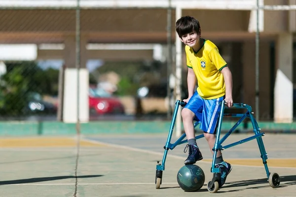 Fred quer montar um time de futebol. E aí, você quer jogar com ele?