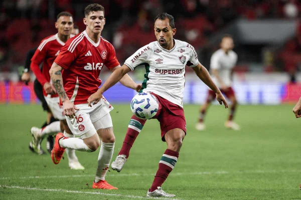 Imagem colorida da partida entre Internacional e Fluminense - Metrópoles