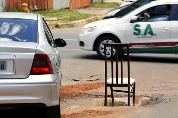 Cansados de reclamar, moradores de Águas Claras “sinalizam” buraco