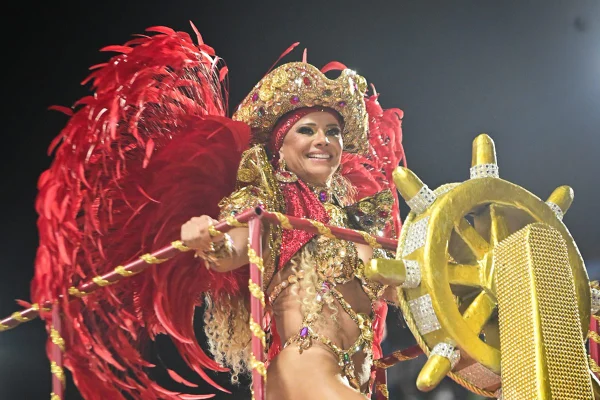 Viviane Araújo desfila pela Salgueiro