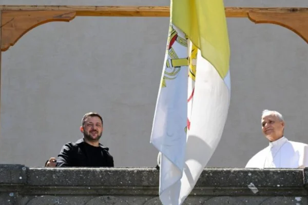 O papa e o Presidente olham da varanda da Villa Barberini