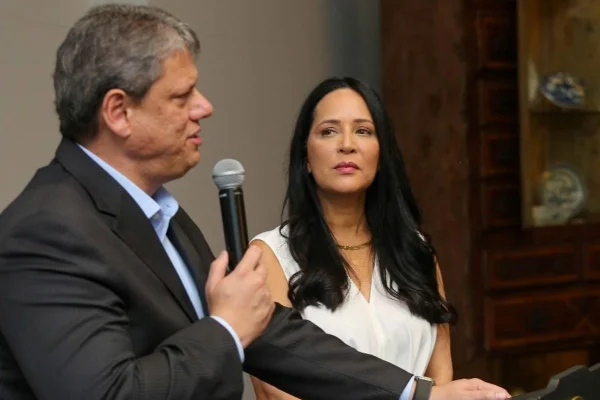 O governador Tarcísio de Freitas ao lado da primeira-dama Cristiane Freitas - Metrópoles