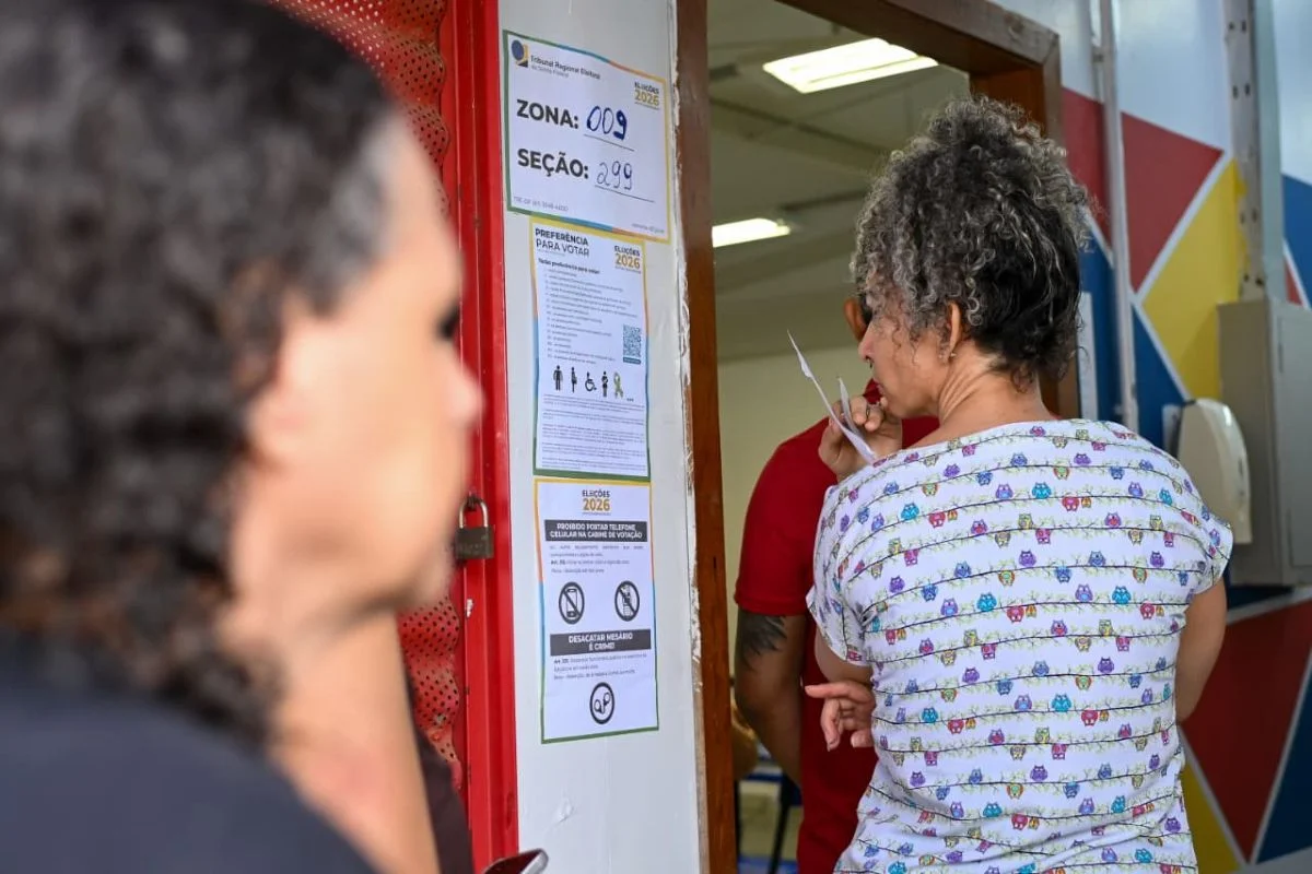 Eleitores chegam à Escola Projeção, no Guará 2, para votar nas eleições deste domingo. Eleitores chegam à Escola Projeção, no Guará 2, para votar nas eleições deste domingo.