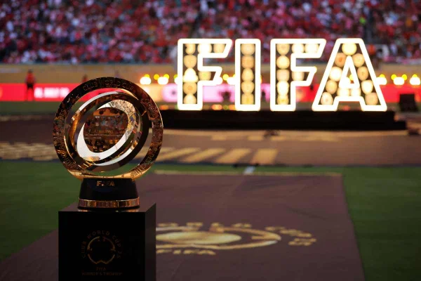 Imagem colorida do troféu da Copa do Mundo de Clubes - Metrópoles
