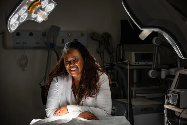 Dermatologista se destaca no cuidado da pele negra e conquista famosos