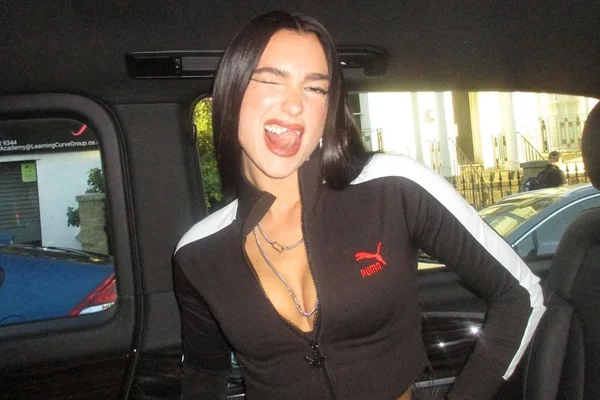 Foto colorida de Dua Lipa