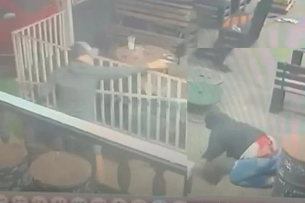 Montagem de reprodução colorida de captação de câmera em bar, com homem de moletom, cabeça coberta, por capuz, além de bermuda, apontando arma em direção a homem, caído no chão - Metrópoles