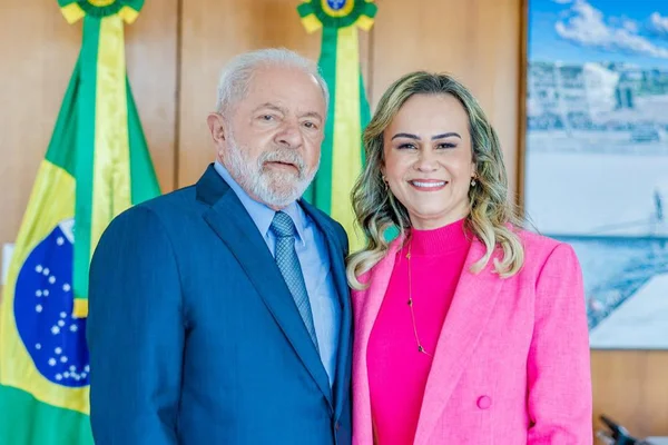 “Seguimos juntos”, diz ministra Daniela Carneiro após balançar no cargo