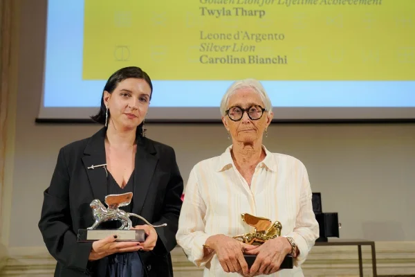 Imagem colorida de Carolina Bianchi ao lado de Twyla Tharp. Metrópoles