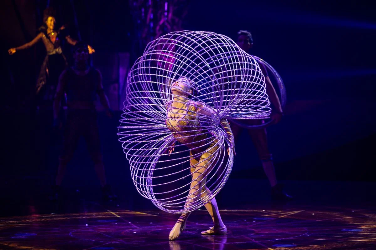 Ela explicou que, acrobaticamente, muitos dos integrantes do Cirque du Soleil são campeões mundiais e ex-atletas olímpicos Ela explicou que, acrobaticamente, muitos dos integrantes do Cirque du Soleil são campeões mundiais e ex-atletas olímpicos
