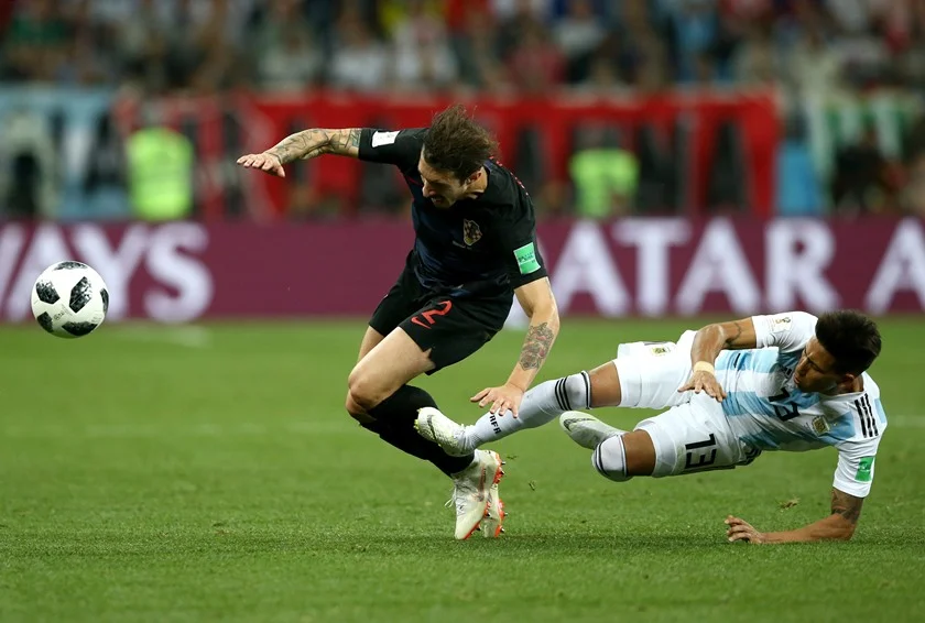 Maximiliano Meza faz falta dura em Sime Vrsaljko Maximiliano Meza faz falta dura em Sime Vrsaljko