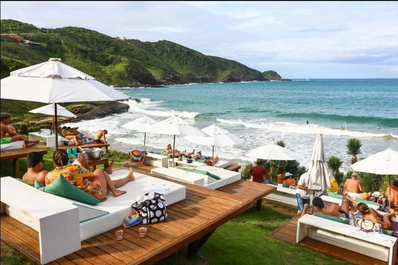 Famosa, a Praia Brava, em Búzios, no Rio de Janeiro, é uma das mais belas do país. Ao contrário do que o nome sugere, o local é tranquilo, lindo e o mar é maravilhoso Famosa, a Praia Brava, em Búzios, no Rio de Janeiro, é uma das mais belas do país. Ao contrário do que o nome sugere, o local é tranquilo, lindo e o mar é maravilhoso