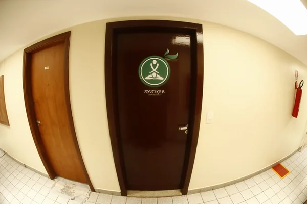 Após denúncias de abuso sexual, clínica de massagens do DF é fechada