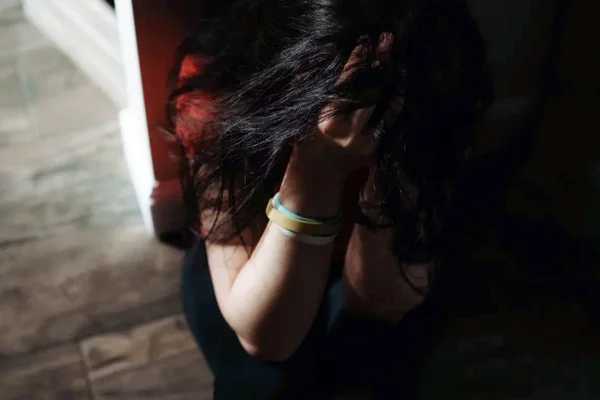 Mulher criança esconde o rosto com medo - Metrópoles