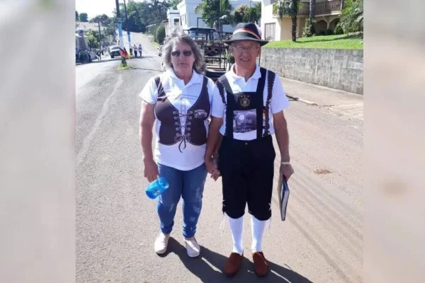 Marido e mulher vestidos pra Oktober Fest