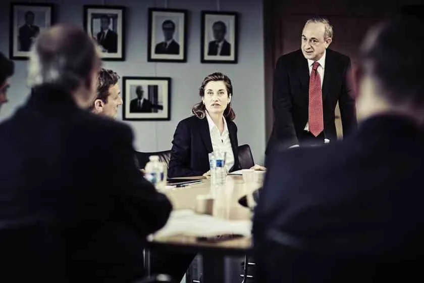 <b>A Número Um.</b> Emmanuelle Blachey (Emmanuelle Devos) é uma executiva renomada numa empresa francesa. Ela passou sua carreira tentando não usar a dicotomia trabalhista entre homens e mulheres para sua vantagem. Contudo, ao encontrar uma barreira misógina e de problemas pessoais ela parece não ter outra opção <b>A Número Um.</b> Emmanuelle Blachey (Emmanuelle Devos) é uma executiva renomada numa empresa francesa. Ela passou sua carreira tentando não usar a dicotomia trabalhista entre homens e mulheres para sua vantagem. Contudo, ao encontrar uma barreira misógina e de problemas pessoais ela parece não ter outra opção