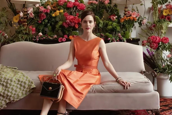 Rachel Brosnahan faz tributo a Kate Spade em nova campanha