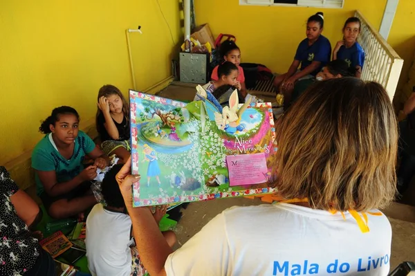 Mala do Livro incentiva ao hábito da leitura na comunidade