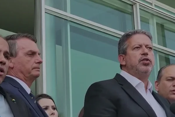 Arthur Lira fala ao lado de Bolsonaro