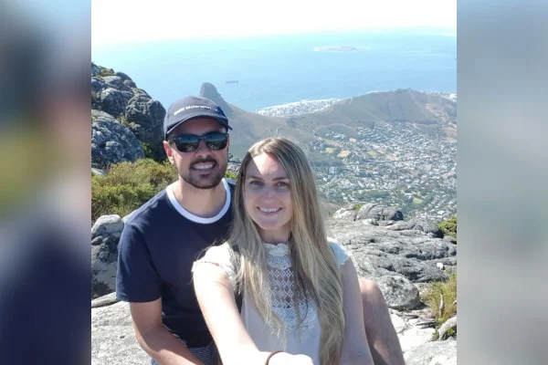 Imagem colorida mostra o empresário Adalberto Junior com a esposa Fernanda - Metrópoles