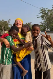 Nathalia Valente em missão humanitária na África. Nathalia Valente em missão humanitária na África.