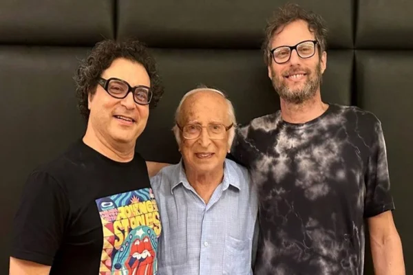imagem colorida do cantor frejat ao lado do pai josé frejat, que morreu aos 102 anos