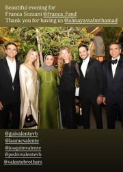 Gisele Bündchen e Joaquim Valente posam com a família do professor Gisele Bündchen e Joaquim Valente posam com a família do professor