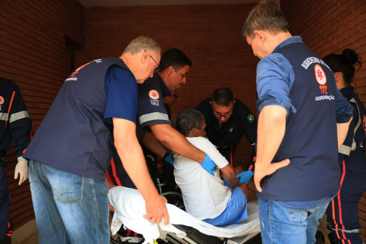 Idosa foi encontrada com “bicheira” na gengiva, infecção causada por larvas de moscas. Outros 12 idosos foram resgatados em casa de repouso Idosa foi encontrada com “bicheira” na gengiva, infecção causada por larvas de moscas. Outros 12 idosos foram resgatados em casa de repouso