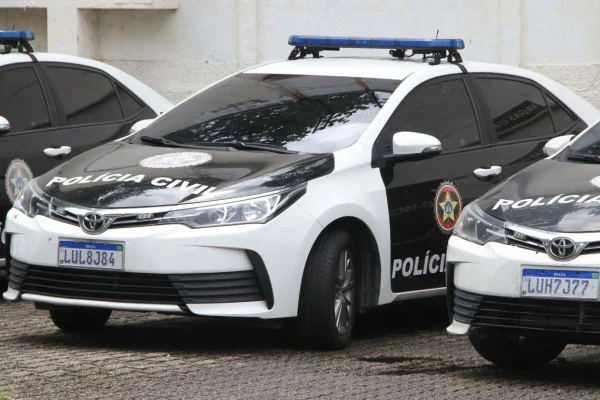 Foto colorida de viaturas da polícia civil - Metrópoles
