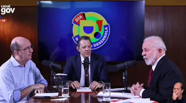 imagem presidente lula e haddad em bancada - metrópoles