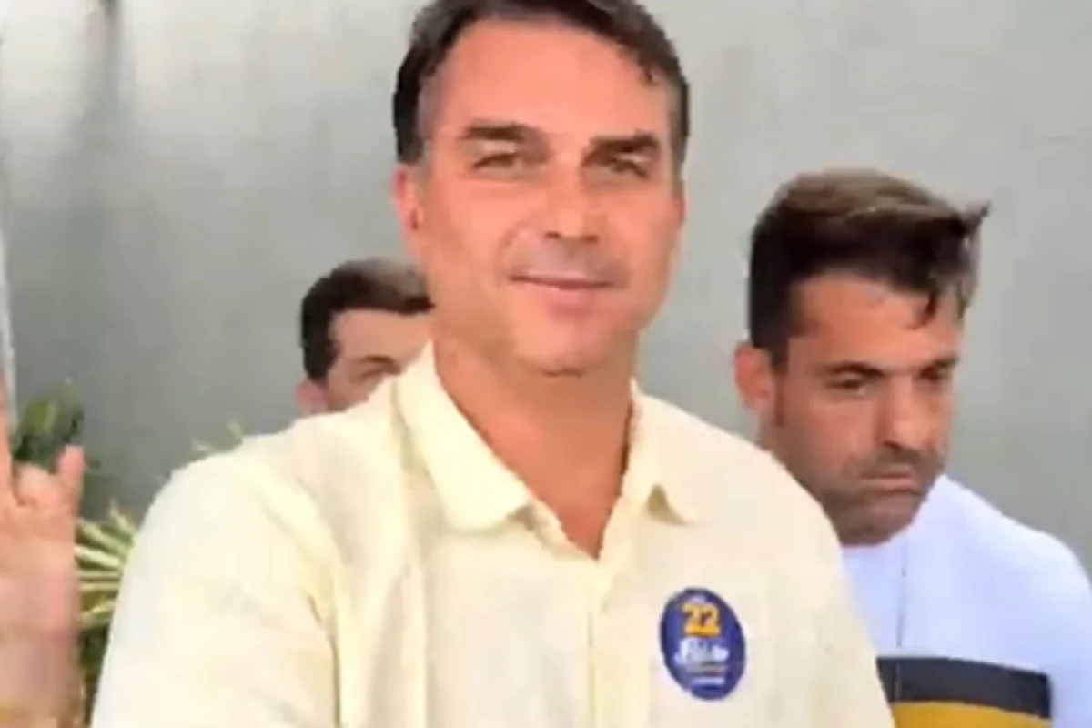 Flávio Bolsonaro (PL) chega em Brasília após votar no Rio Flávio Bolsonaro (PL) chega em Brasília após votar no Rio