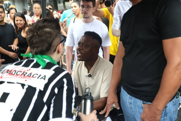 Guto Zacarias do MBL, monta barraca no ato do dia Internacional da Mulher, na Avenida Paulista em São Paulo, neste domingo, 08 de março de 2026. O ato ganha as ruas para barrar a violência de gênero, pelo fim da jornada 6×1 e homenagens as vítimas de feminicídio. - Metrópoles