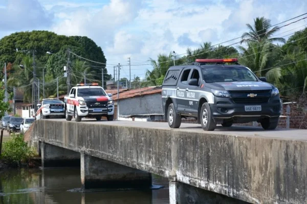 Foto colorida mostra carros da Polícia Militar da Paraíba - Metrópoles