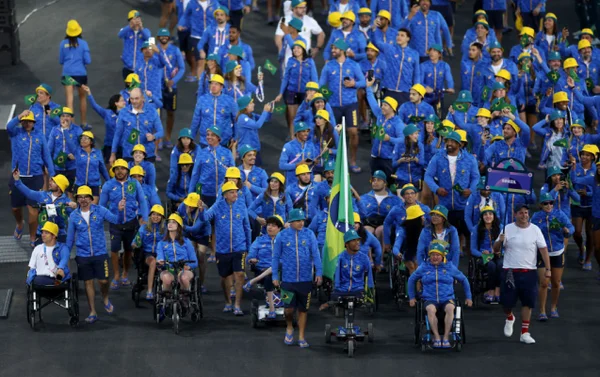 Imagem colorida da delegação brasileira nas Paralimpíadas de 2024- Metrópoles