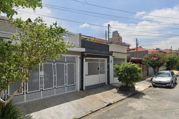 Imagem colorida de rua onde casa foi incendiada e homem de 61 anos foi encontrado morto - Metrópoles