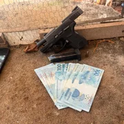 Além dos animais, uma arma de fogo foi apreendida no local