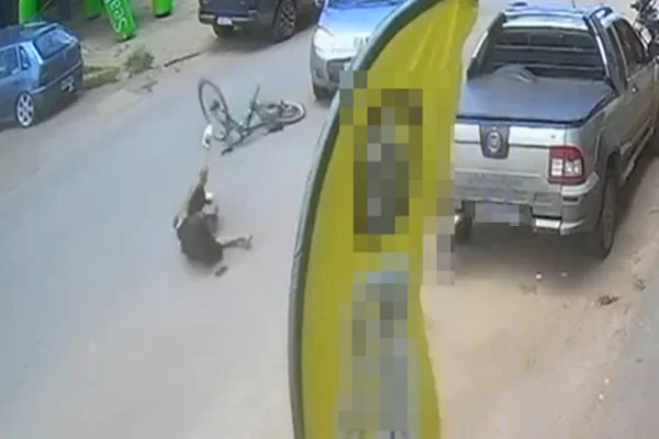 Vizinho de mulher roubada recupera celular após atropelar ladrão