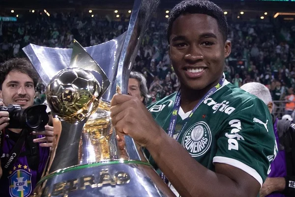 Endrick comemora o título de campeão brasileiro pelo Palmeiras - Metrópoles