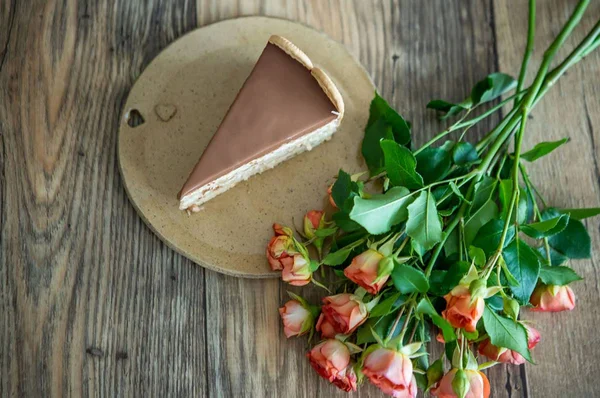 Fatia de Torta alemã com flores ao lado
