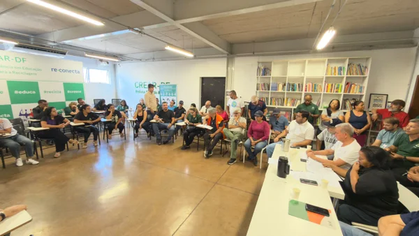 GDF faz reunião de emergência após incêndio em galpão de recicláveis - destaque galeria GDF faz reunião de emergência após incêndio em galpão de recicláveis - destaque galeria