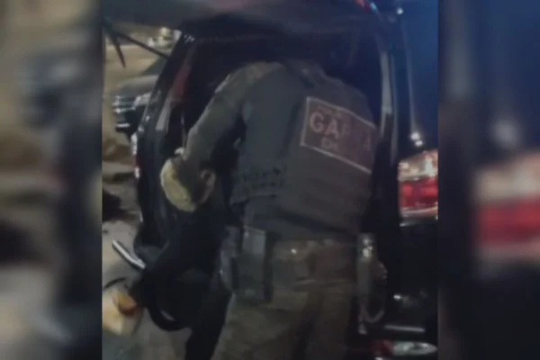 Agente uniformizado do GARRA retira homem de porta-malas de viatura em investigação sobre morte de policial civil - Metrópoles