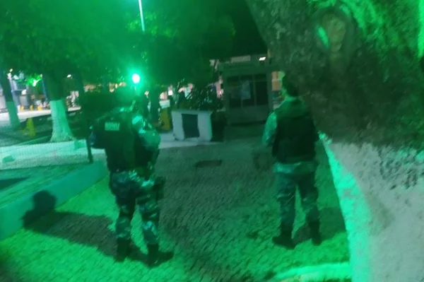 Mulher com Covid foge de hospital e vai para praça beber
