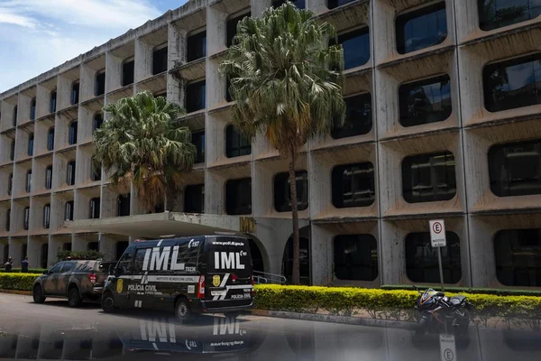 Carro do IML em frente ao Ministério da Defesa