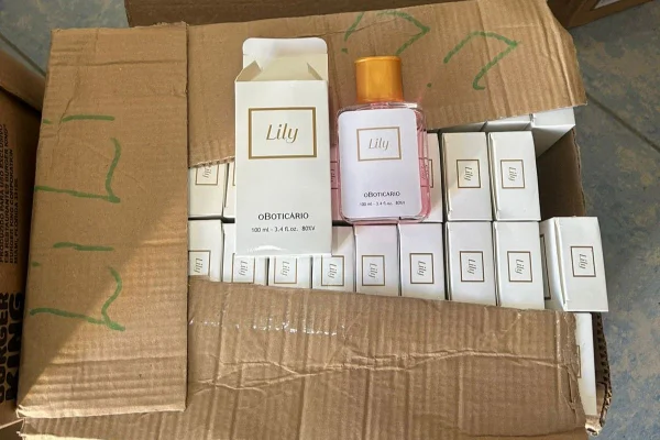 Imagem colorida de perfumes falsos apreendidos pela polícia. Metrópoles