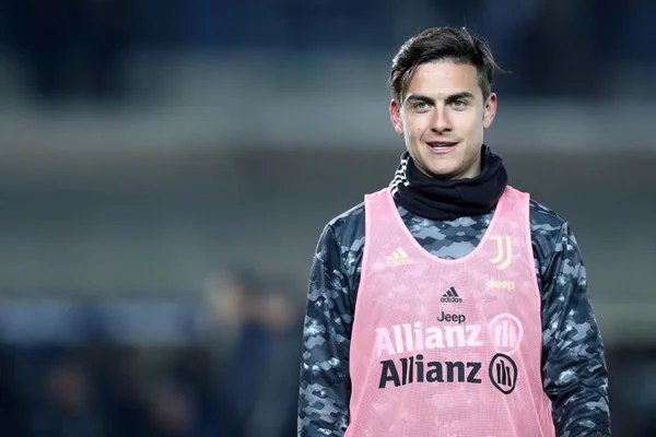 Paulo Dybala, atacante da Juventus, aquecendo para partida contra Atalanta
