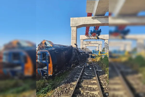 Imagem colorida de guindaste em cima do trem