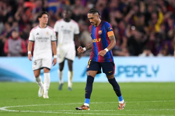 Raphinha marca e Barcelona empata El Clásico com Real Madrid