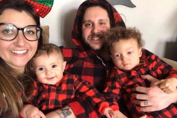 Jonathan Coelho com esposa e dois filhos