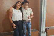 Diretora da E.E. Louis Braille abraça aluno autista